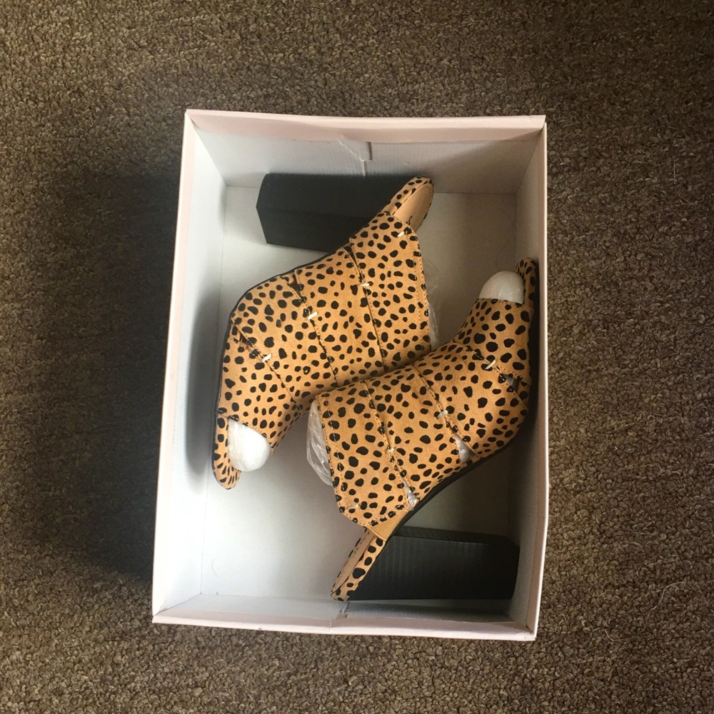 NWOT…Leopard print mules